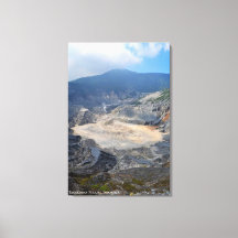 Vulkanische Bergschwefelkrater-Landschaftsfoto