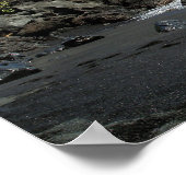 Vulkanischer schwarzer Sandstrand auf dem Hawaii-P Poster (Ecke)