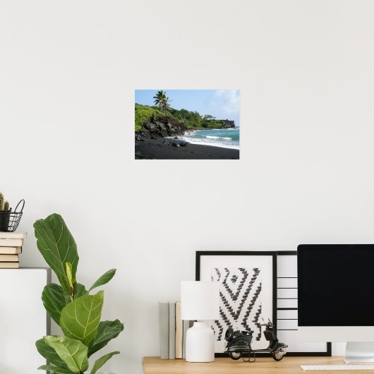 Vulkanischer schwarzer Sandstrand auf dem Hawaii-P Poster (Heimbüro)