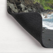 Vulkanischer schwarzer Sandstrand auf Hawaii Mousepad (Ecke)