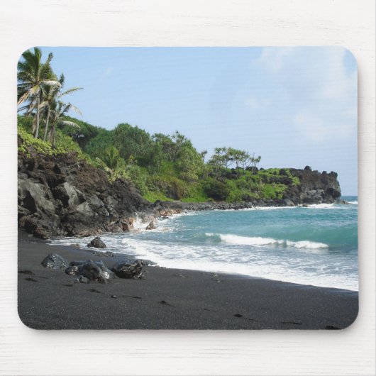 Vulkanischer schwarzer Sandstrand auf Hawaii Mousepad (Vorne)