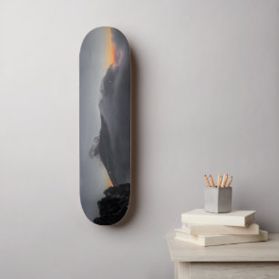 Vulkanischer Sonnenuntergang über majestätischen B Skateboard