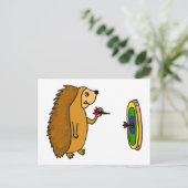 VV - Funny Igel Throwing Darts Cartoon Postkarte (Stehend Vorderseite)