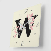 W Monogramm mit rosa Spray Quadratische Wanduhr (Winkel)