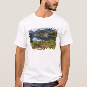 WA, Alpine Lakes Wilderness, Gem Lake, mit T-Shirt