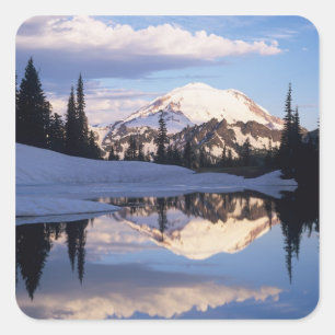 WA, Mt. Rainier NP, Mt. Rainier und Wolken Quadratischer Aufkleber