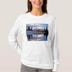 WA, Mt. Rainier NP, Mt. Rainier und Wolken T-Shirt