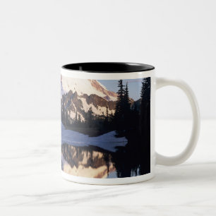 WA, Rainier NP, Rainier und Wolken Zweifarbige Tasse