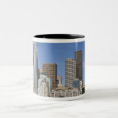 WA, Seattle, Seattle Skyline mit Fähre Zweifarbige Tasse (Mittel)
