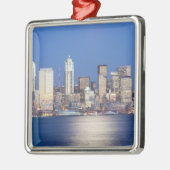 WA, Seattle, Seattle Skyline und Elliott Bay, 2 Silbernes Ornament (Links)