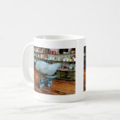 Waage im Gemischtwarenladen Kaffeetasse (Vorderseite Links)