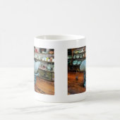 Waage im Gemischtwarenladen Kaffeetasse (Mittel)