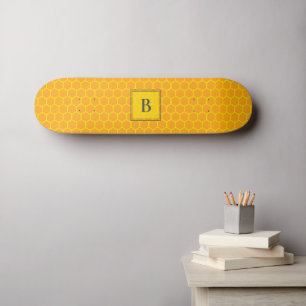 Wabenmuster, Initialen, Name auf Gelb Skateboard