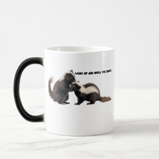 WACH AUF UND RIECH AN DEM KAFFEE VERWANDLUNGSTASSE