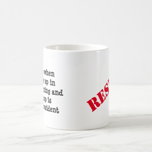 Wachen Sie Trump widerstehen Tasse auf (Mittel)