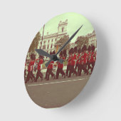 Wachleute im Buckingham-Palast Runde Wanduhr (Winkel)
