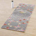 Wachs, Statice & Peridot zum 16. Jahrestag der Hoc Yogamatte<br><div class="desc">Manchmal ist es das beste Geschenk,  ihren besonderen Meilenstein einfach in einer eleganten und schlichten Yoga-Matte zu nennen,  alles mit einem Nicken an den traditionellen sechzehnten Edelstein,  Peridot,  die statice-Blume und natürlich Wachskandellergrafik.</div>