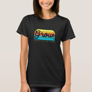 Wachse schöne Dinge in heller, bunter Gartengestal T-Shirt