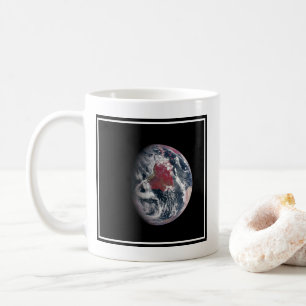 Wachstum der Pflanze auf dem Planeten Erde. Kaffeetasse