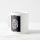 Wachstum der Pflanze auf dem Planeten Erde. Kaffeetasse (Vorderseite Links)