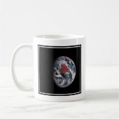 Wachstum der Pflanze auf dem Planeten Erde. Kaffeetasse (Links)