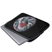Wachstum der Pflanze auf dem Planeten Erde. Laptopschutzhülle (Vorne Knopf)