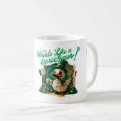 Waddle Like a Leprechaun" St. Patrick's Day Duckli Kaffeetasse (VorderseiteRechts)