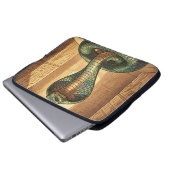 Wadjet – Ägyptische Schlangengöttin Laptopschutzhülle (Vorne Knopf)