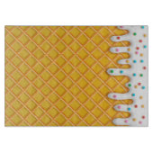 Waffelkone aus Eiscreme mit Sprinklen Schneidebrett (Vorderseite)