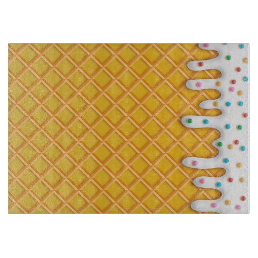 Waffelkone aus Eiscreme mit Sprinklen Schneidebrett (Vorderseite)