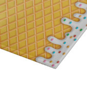 Waffelkone aus Eiscreme mit Sprinklen Schneidebrett (Ecke)