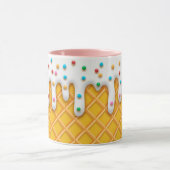 Waffelkone aus Eiscreme mit Sprinklen Tasse (Zentrum)