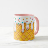 Waffelkone aus Eiscreme mit Sprinklen Tasse (VorderseiteRechts)