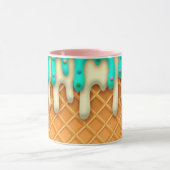 Waffelkone mit Sprinklen aus Eis, Tropfen Tasse (Zentrum)