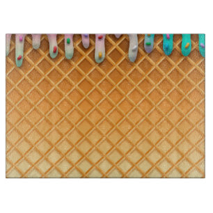 Waffelkronenpink mit Sprinklen aus Eiscreme-Tropfe Schneidebrett