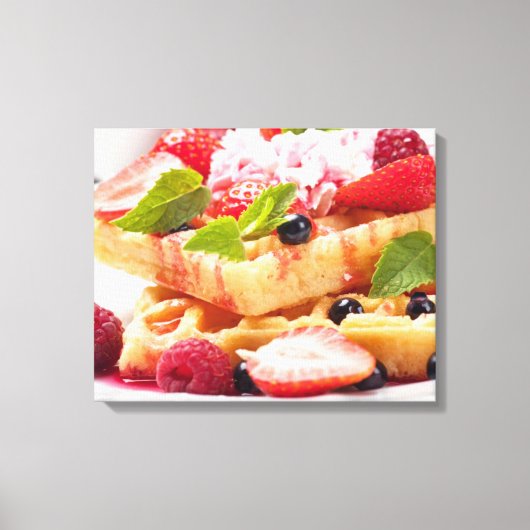 Waffelkuchen mit frischem Beerenobst Leinwanddruck (Vorderseite)