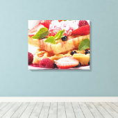 Waffelkuchen mit frischem Beerenobst Leinwanddruck (Insitu (Holzboden))