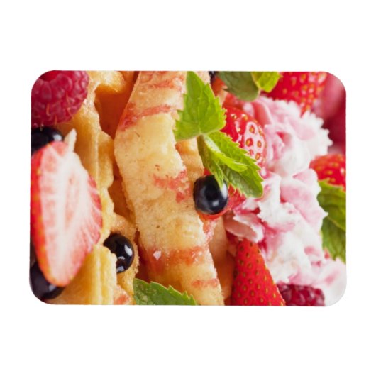 Waffelkuchen mit frischem Beerenobst Magnet (Horizontal)
