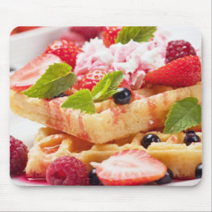 Waffelkuchen mit frischem Beerenobst Mousepad