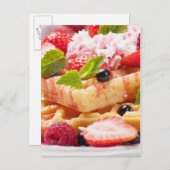 Waffelkuchen mit frischem Beerenobst Postkarte (Vorne/Hinten)