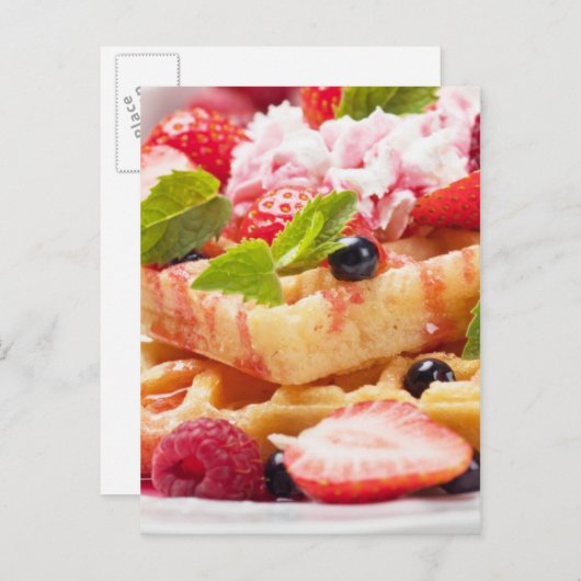 Waffelkuchen mit frischem Beerenobst Postkarte (Vorne/Hinten)
