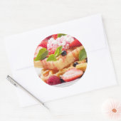 Waffelkuchen mit frischem Beerenobst Runder Aufkleber (Umschlag)