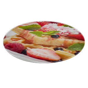 Waffelkuchen mit frischem Beerenobst Schneidebrett