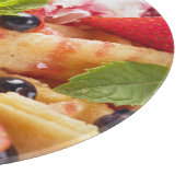 Waffelkuchen mit frischem Beerenobst Schneidebrett (Ecke)