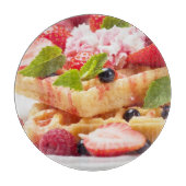 Waffelkuchen mit frischem Beerenobst Schneidebrett (Vorderseite)