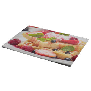 Waffelkuchen mit frischem Beerenobst Schneidebrett