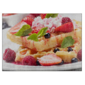 Waffelkuchen mit frischem Beerenobst Schneidebrett (Vorderseite)
