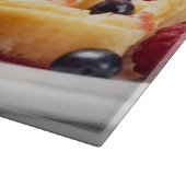 Waffelkuchen mit frischem Beerenobst Schneidebrett (Ecke)