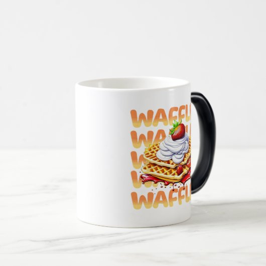 Waffeln in Erdbeeren Personalisiert Verwandlungstasse (VorderseiteRechts)
