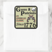 Waffen und Patrioten Quadratischer Aufkleber (Tasche)